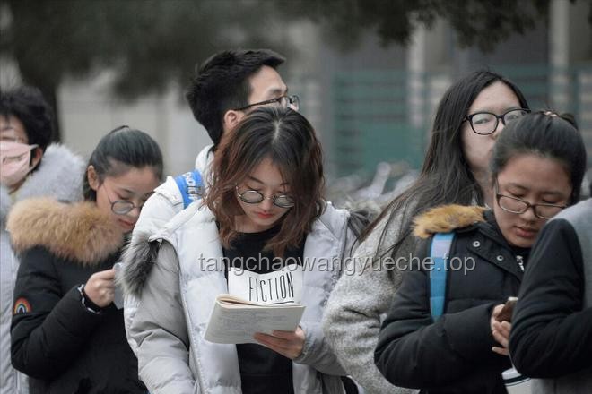 甜美考生回应走红：兴奋紧张并存心态解析